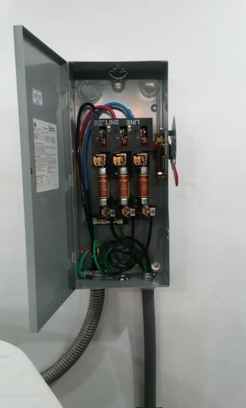 Three-phase disconnect switch installed for Smoke Detector Installation in Scriba